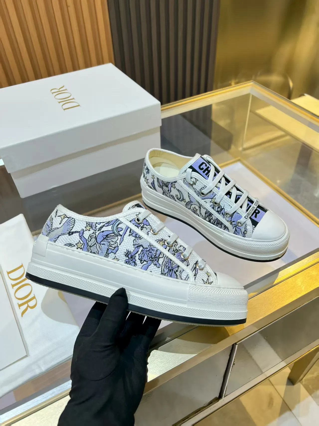 👟👟Ex-factory price 520👟👟 Walk‘n’Dior embroidered mid-top casual shoes are new in 2025. On the fashion stage, Dior embroidered shoes are the well-deserved protagonist. Delicate stitching is used on the upper, every stitch is devoted to the craftsman's efforts, and every thread is woven with artistic poetry. From complex floral patterns to smart geometric textures, embroidery is like the magic that gives shoes life, allowing them to show dynamic beauty even in static conditions.   Wearing Dior embroidered shoes feels like stepping into a dream world full of art. It is not only a pair of shoes, but also a walking piece of art that perfectly integrates fashion and culture. Whether you are strolling on the bustling city streets or attending important social occasions, Dior embroidered shoes can add unique charm to your style and become the focus of everyone's attention.   Choosing Dior embroidered shoes means choosing a persistent pursuit of quality and a unique understanding of fashion. Let it accompany you through every wonderful moment and leave your own fashion mark.  Material: Sheepskin lining, feet, silk cowhide, size 35-41, heel height 5cm